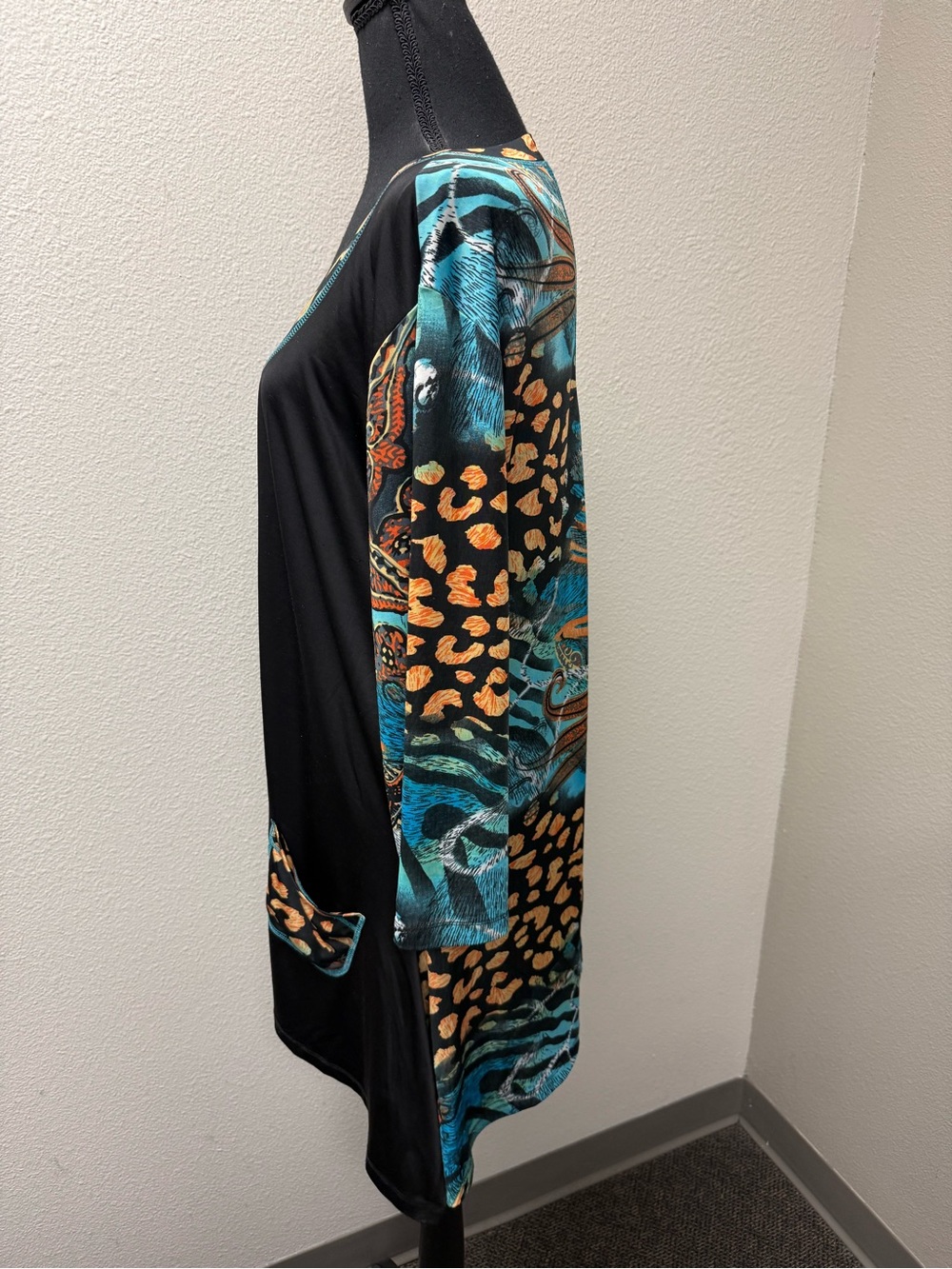 Nicole Marie Abstract Animal Print Tunic Top Large Boho Stretch Pocket Tee - Picture 3 of 8